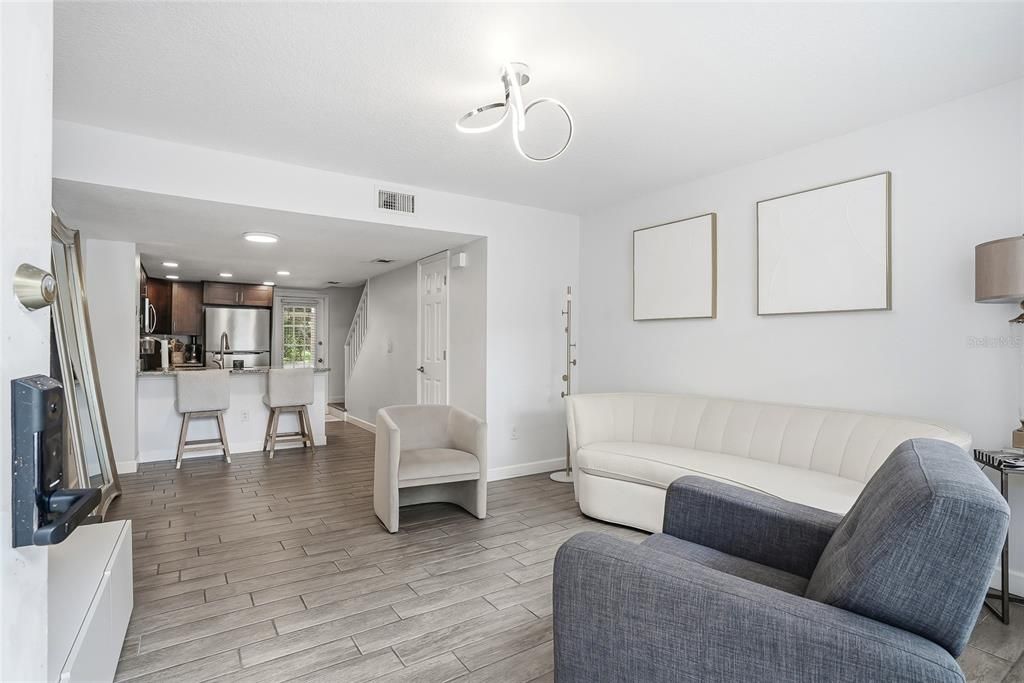 For Sale: $215,000 (2 beds, 1 baths, 896 Square Feet)