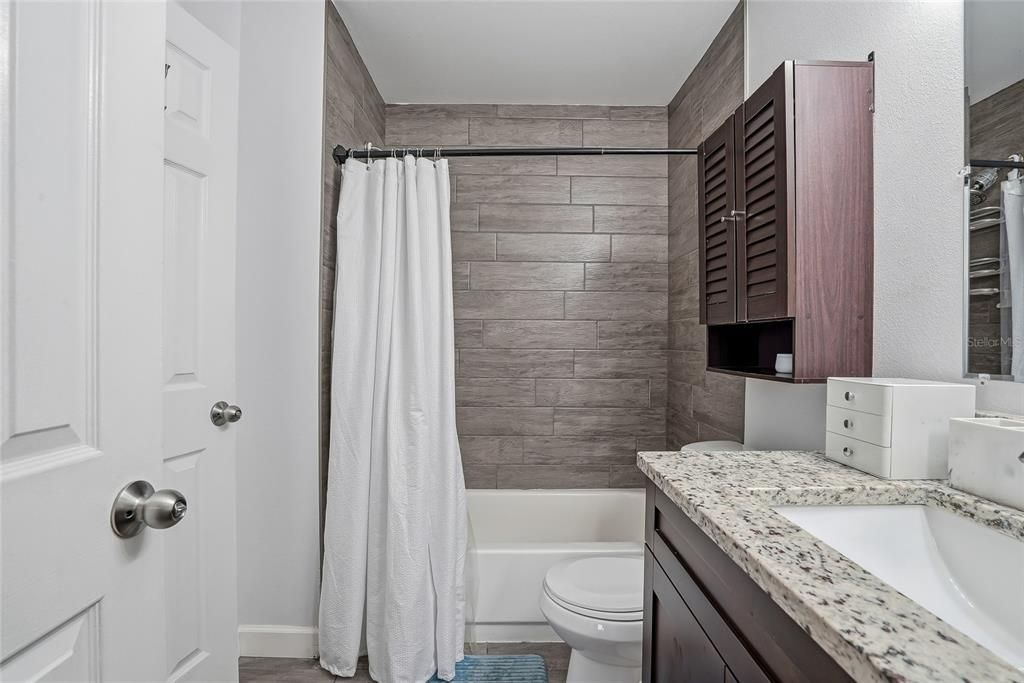 For Sale: $215,000 (2 beds, 1 baths, 896 Square Feet)