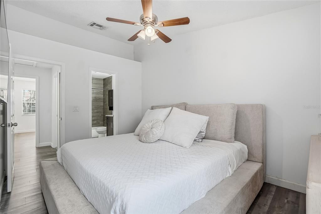 For Sale: $215,000 (2 beds, 1 baths, 896 Square Feet)