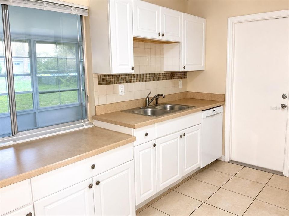 For Sale: $179,950 (2 beds, 1 baths, 912 Square Feet)