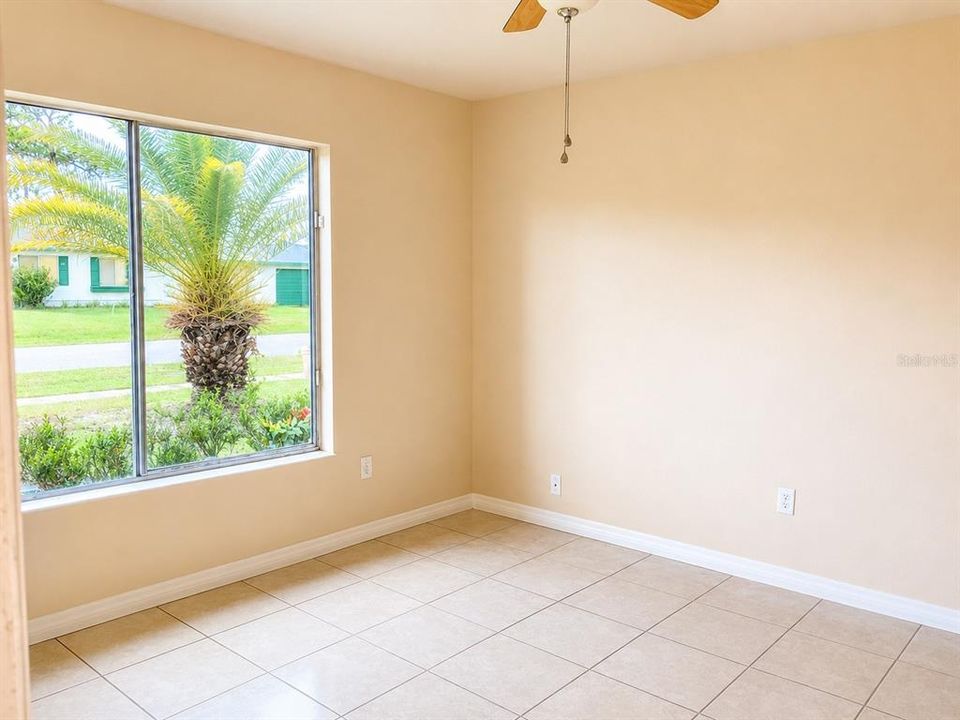 For Sale: $179,950 (2 beds, 1 baths, 912 Square Feet)