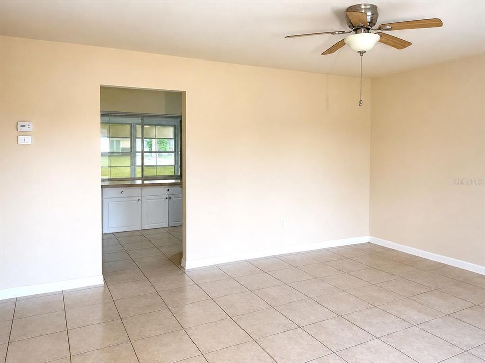 For Sale: $179,950 (2 beds, 1 baths, 912 Square Feet)