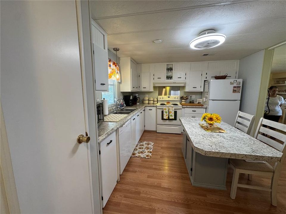 For Sale: $175,000 (2 beds, 2 baths, 1224 Square Feet)