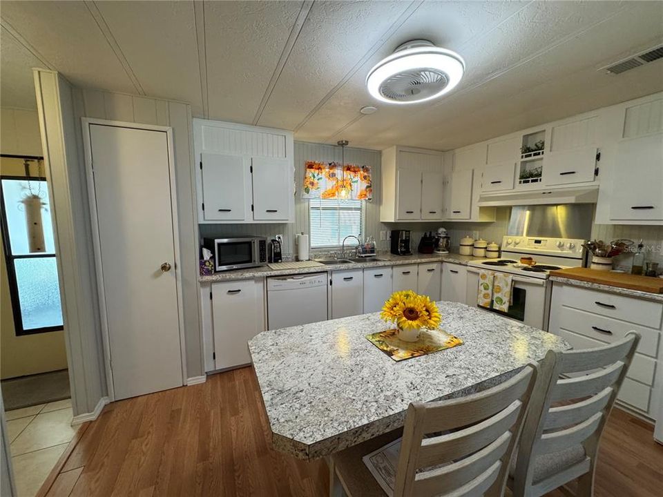 For Sale: $175,000 (2 beds, 2 baths, 1224 Square Feet)