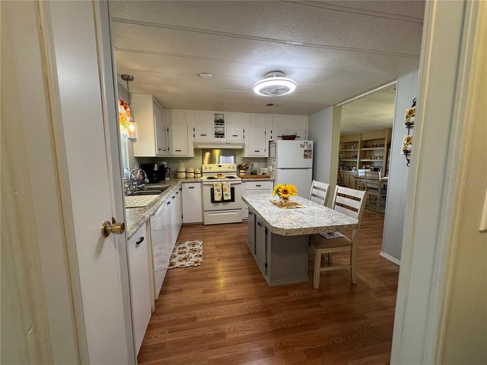 For Sale: $175,000 (2 beds, 2 baths, 1224 Square Feet)