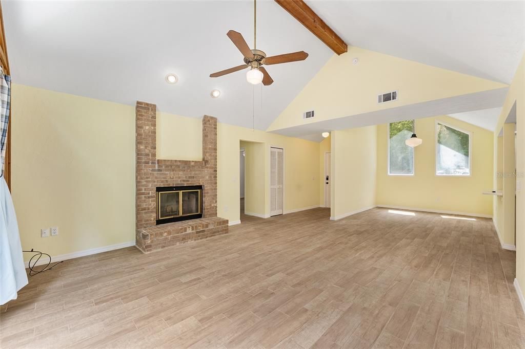 Active With Contract: $335,000 (3 beds, 2 baths, 1511 Square Feet)