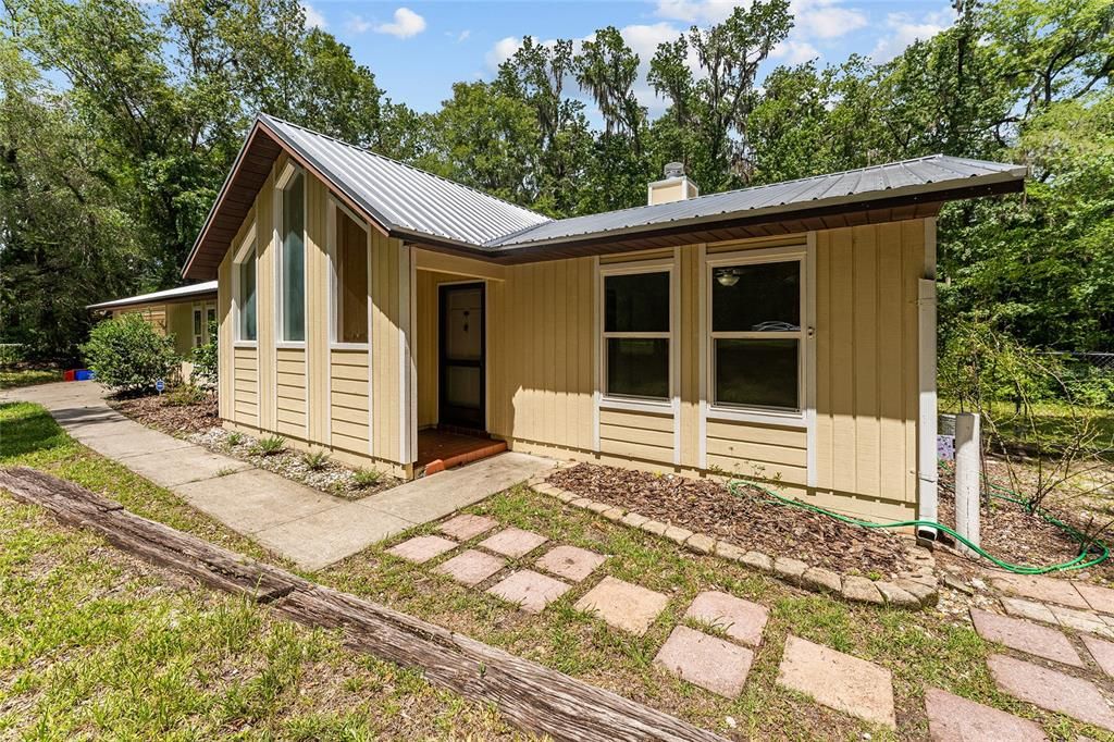 Active With Contract: $335,000 (3 beds, 2 baths, 1511 Square Feet)