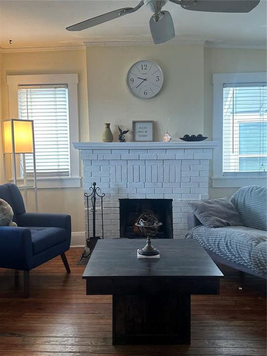 待售: $359,000 (2 贝兹, 1 浴室, 957 平方英尺)