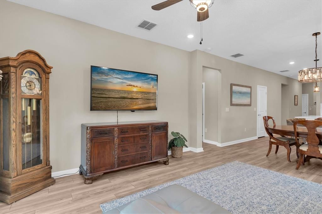 For Sale: $360,000 (2 beds, 2 baths, 1400 Square Feet)