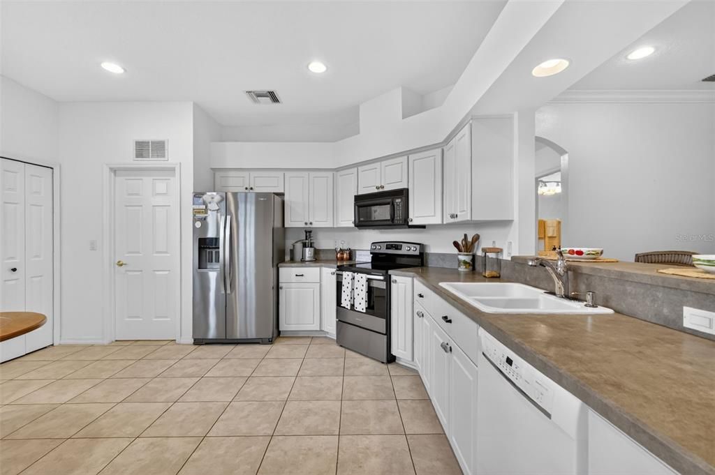 For Sale: $330,000 (3 beds, 2 baths, 1641 Square Feet)
