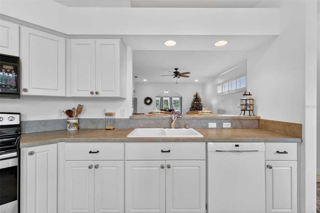 For Sale: $330,000 (3 beds, 2 baths, 1641 Square Feet)