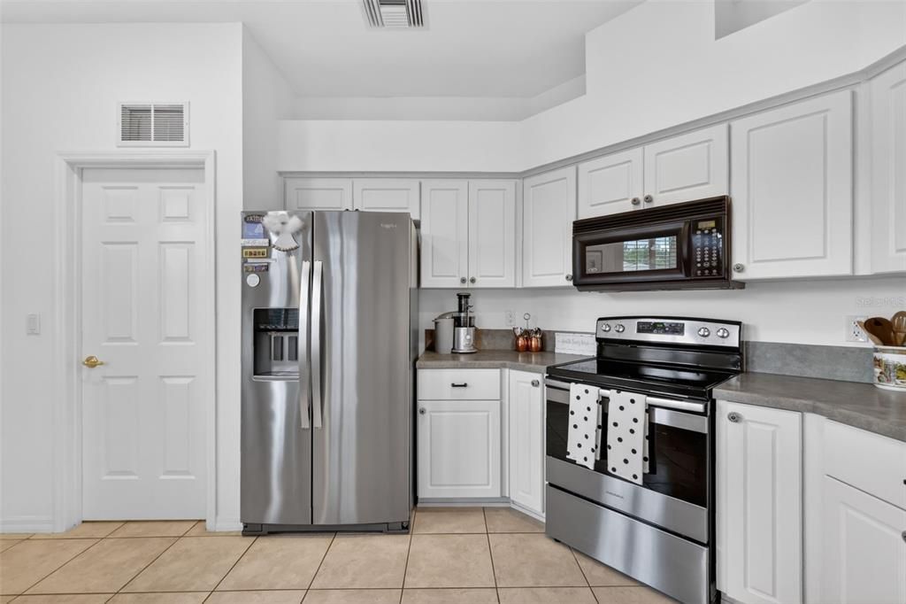 For Sale: $330,000 (3 beds, 2 baths, 1641 Square Feet)