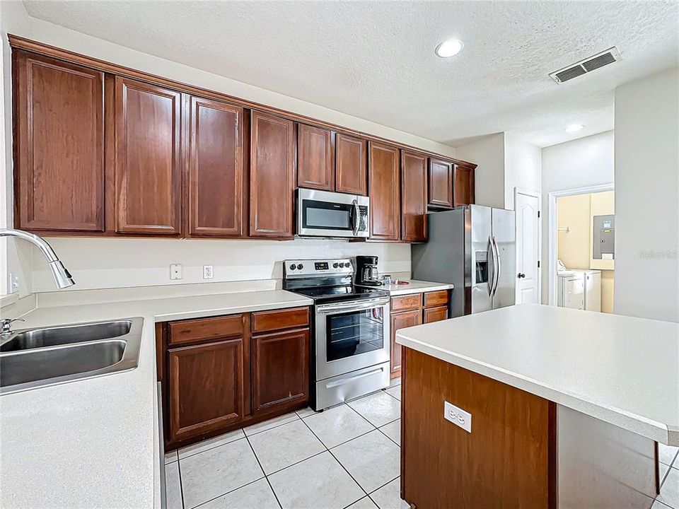 For Sale: $324,000 (2 beds, 2 baths, 1188 Square Feet)