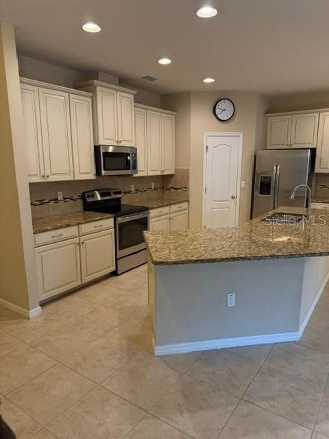 For Rent: $2,400 (3 beds, 2 baths, 2269 Square Feet)