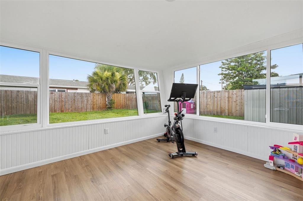 For Sale: $339,999 (2 beds, 1 baths, 1058 Square Feet)