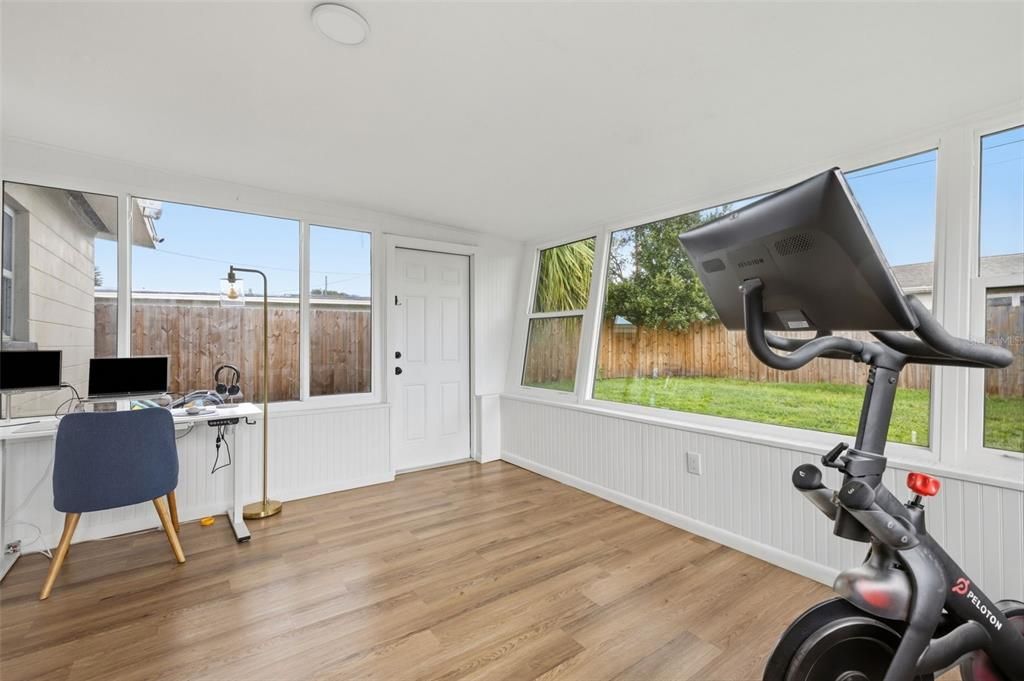 For Sale: $339,999 (2 beds, 1 baths, 1058 Square Feet)