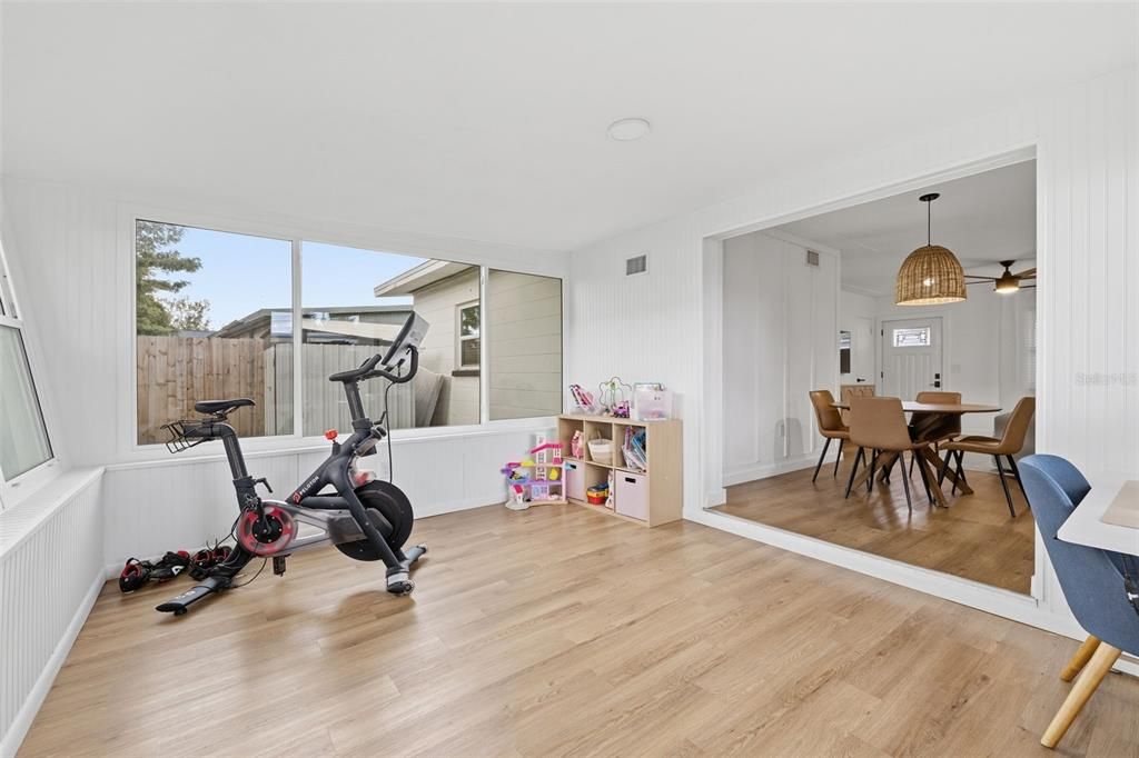 For Sale: $339,999 (2 beds, 1 baths, 1058 Square Feet)