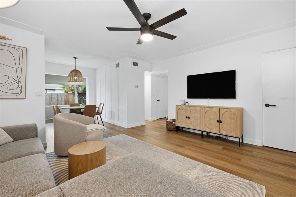 For Sale: $339,999 (2 beds, 1 baths, 1058 Square Feet)