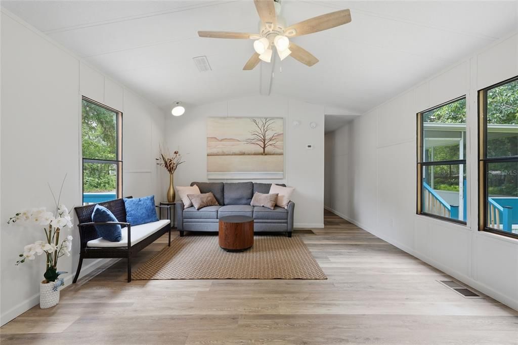 For Sale: $139,900 (2 beds, 1 baths, 784 Square Feet)