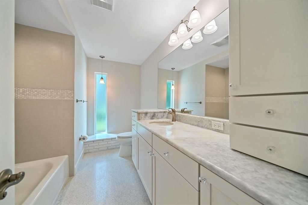 For Sale: $550,000 (3 beds, 2 baths, 1701 Square Feet)