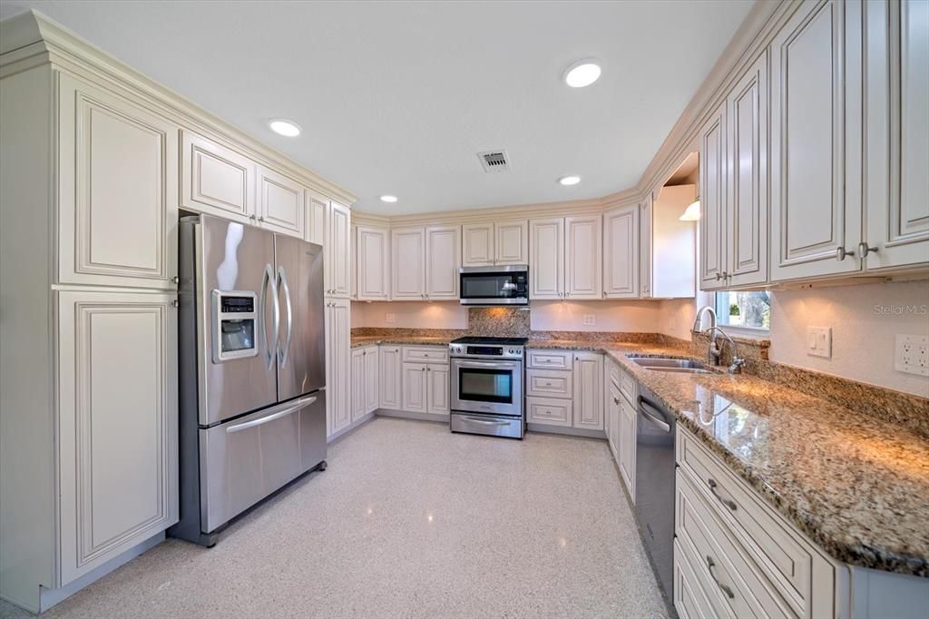 For Sale: $550,000 (3 beds, 2 baths, 1701 Square Feet)
