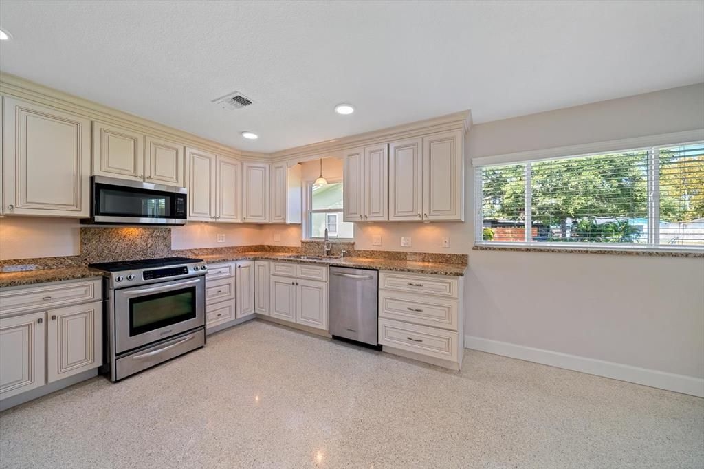 For Sale: $550,000 (3 beds, 2 baths, 1701 Square Feet)