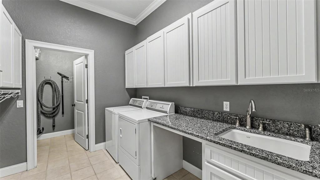 For Sale: $1,199,000 (5 beds, 4 baths, 4579 Square Feet)