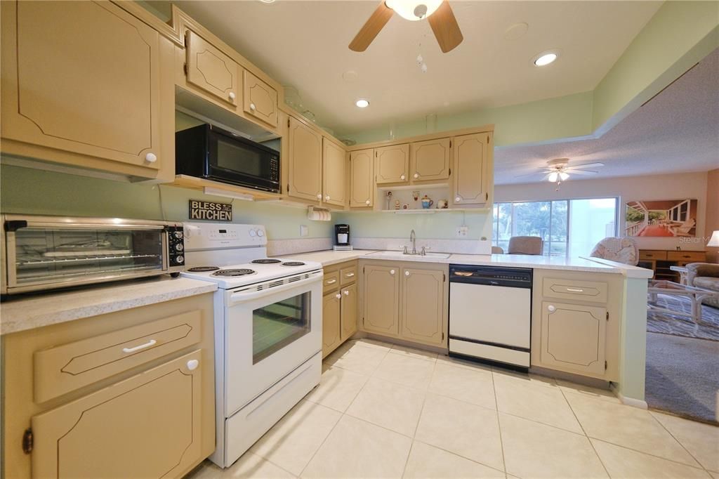For Sale: $139,999 (2 beds, 2 baths, 1008 Square Feet)