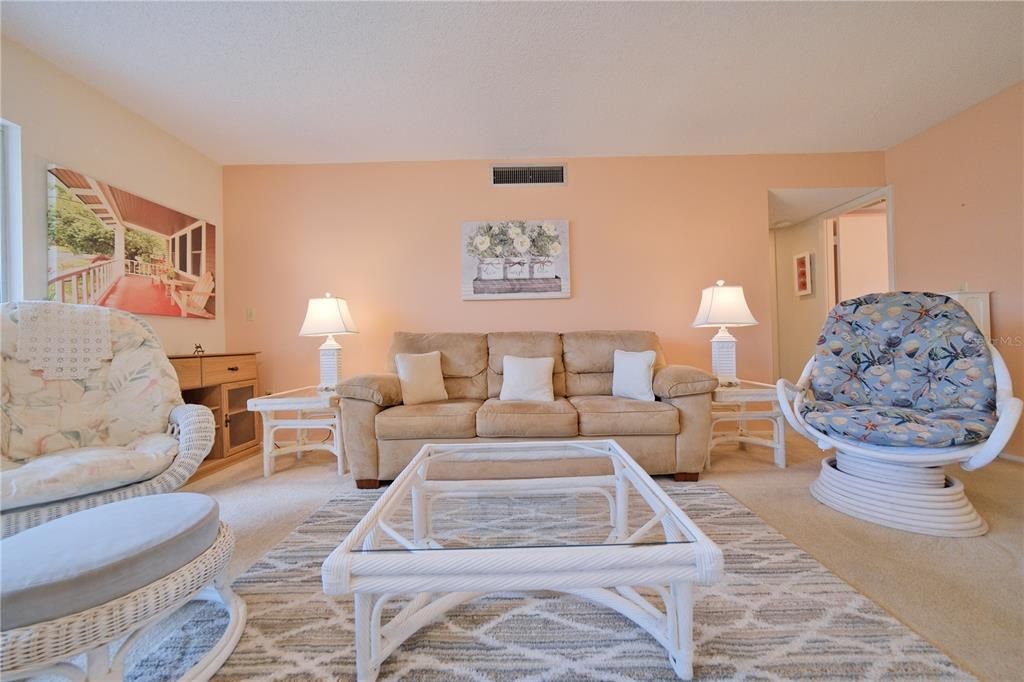 For Sale: $139,999 (2 beds, 2 baths, 1008 Square Feet)