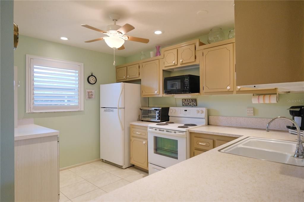For Sale: $139,999 (2 beds, 2 baths, 1008 Square Feet)