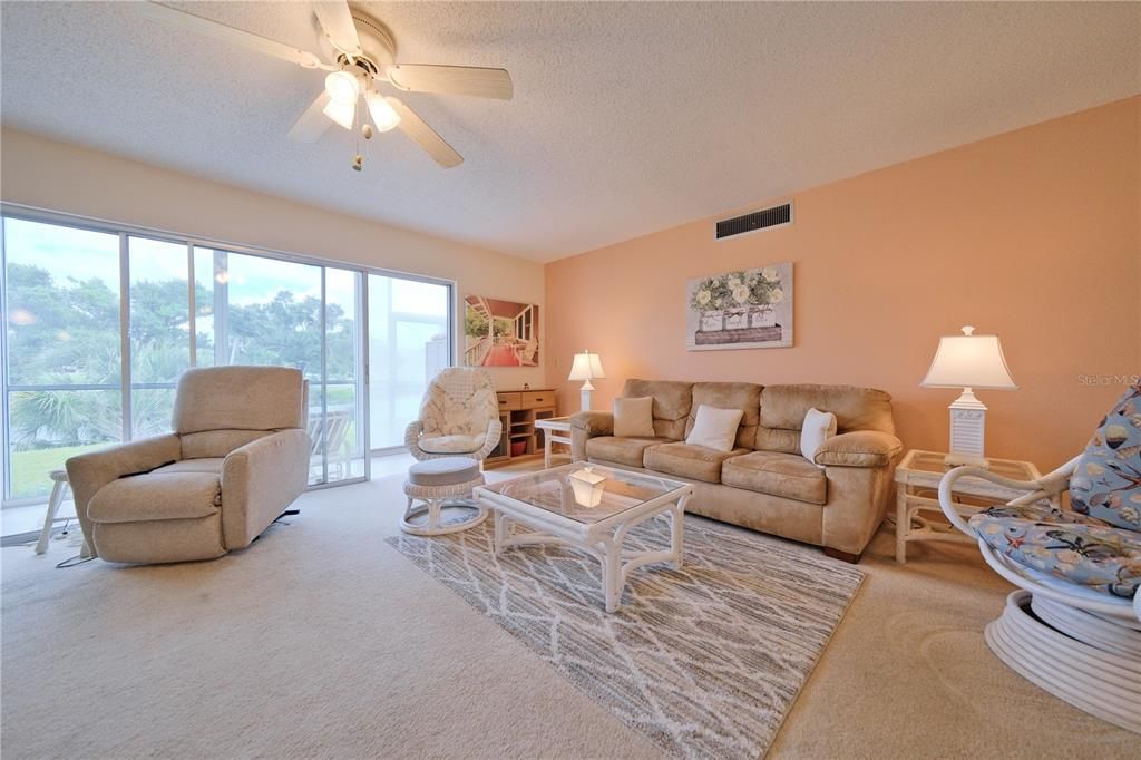 For Sale: $139,999 (2 beds, 2 baths, 1008 Square Feet)