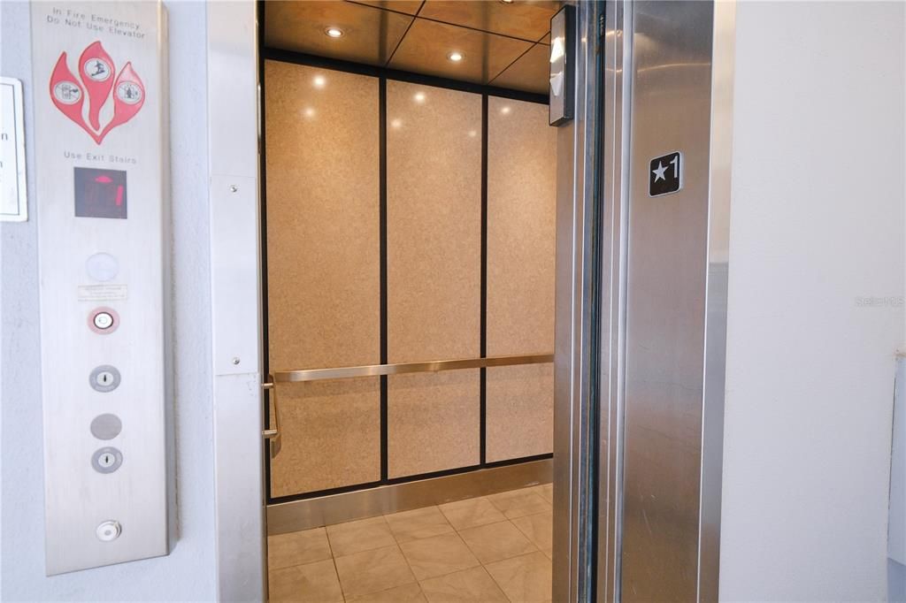 For Sale: $139,999 (2 beds, 2 baths, 1008 Square Feet)
