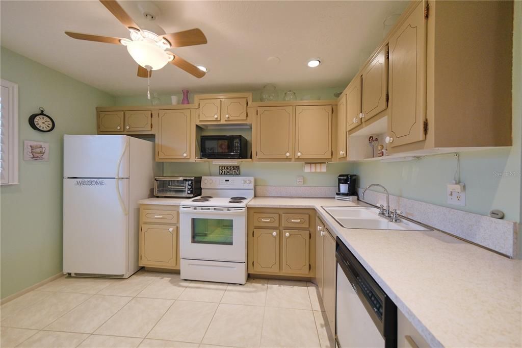 For Sale: $139,999 (2 beds, 2 baths, 1008 Square Feet)