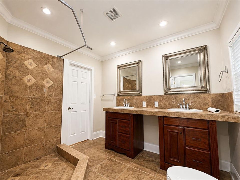 For Rent: $3,300 (3 beds, 2 baths, 1784 Square Feet)
