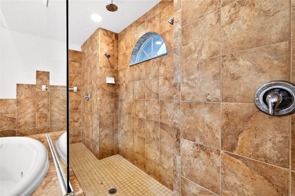 En Venta: $1,250,000 (6 camas, 5 baños, 4779 Pies cuadrados)