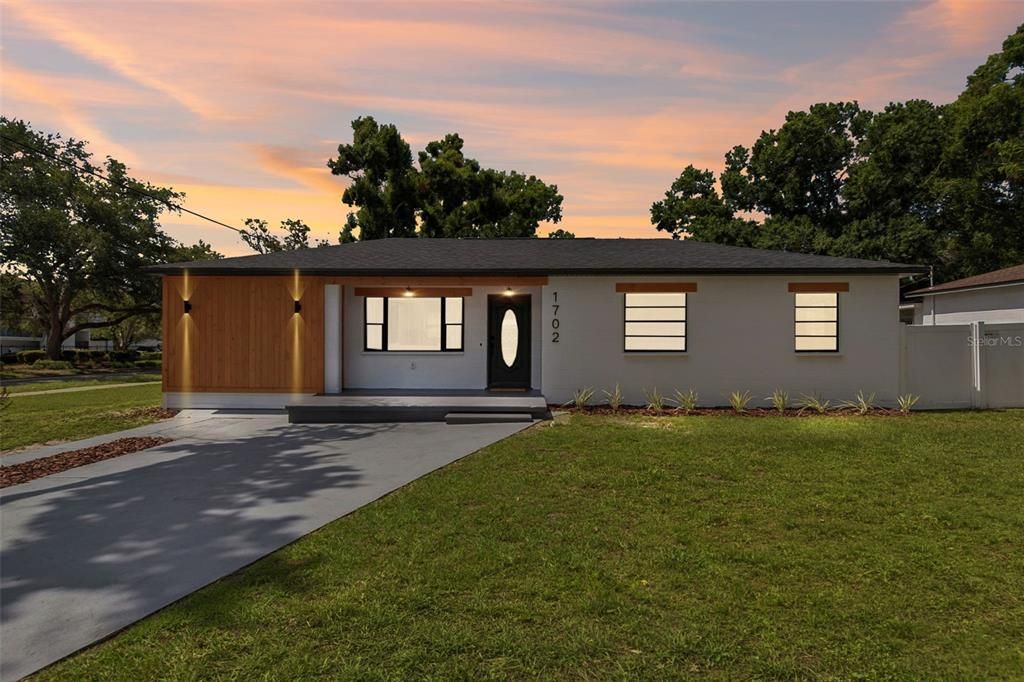 For Sale: $499,999 (4 beds, 2 baths, 1190 Square Feet)