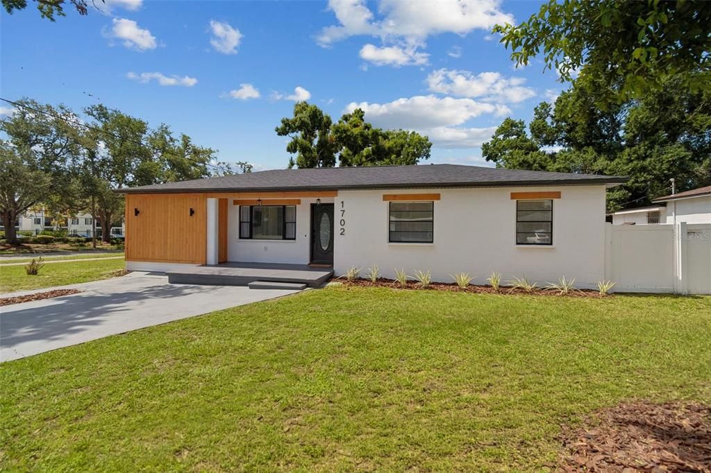 For Sale: $499,999 (4 beds, 2 baths, 1190 Square Feet)