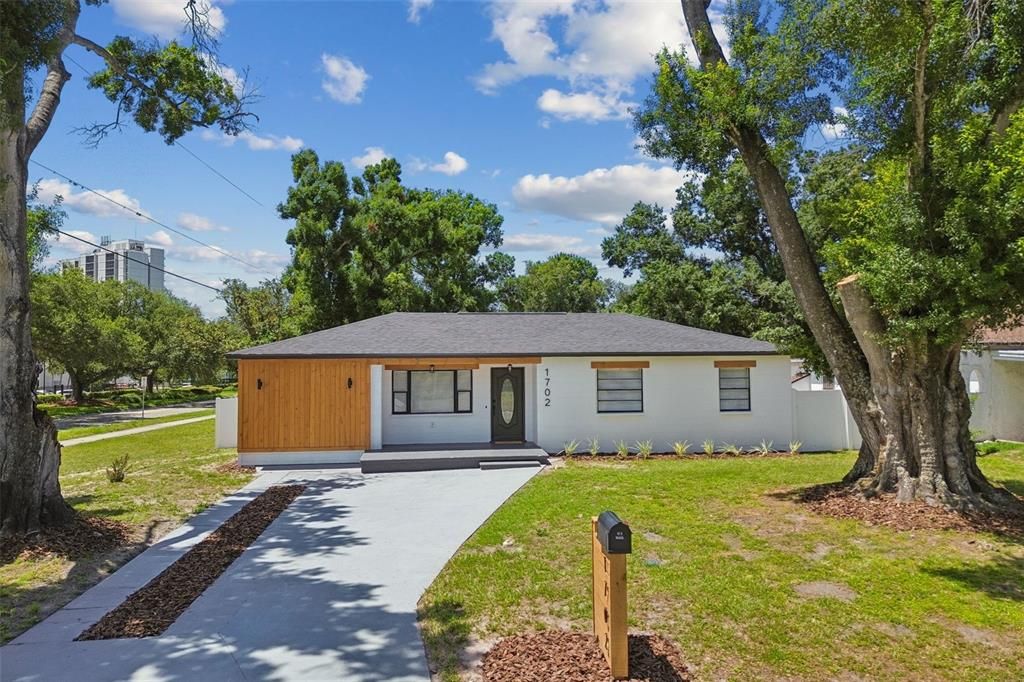 For Sale: $499,999 (4 beds, 2 baths, 1190 Square Feet)