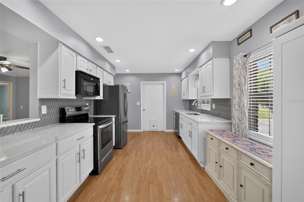 For Sale: $369,000 (3 beds, 2 baths, 1699 Square Feet)