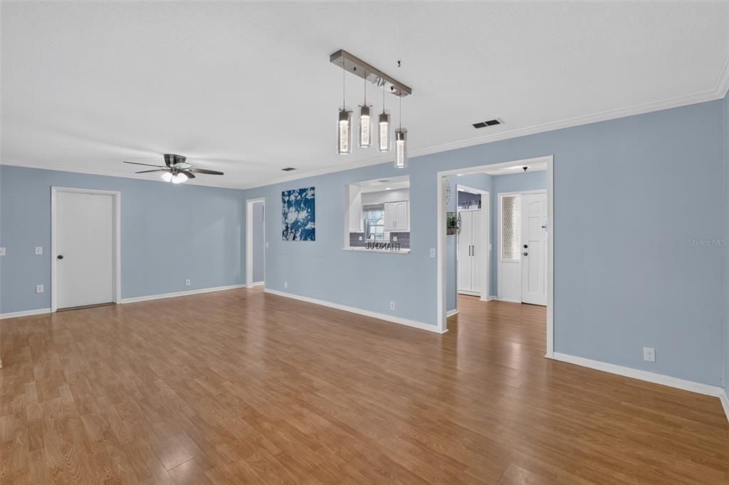 For Sale: $369,000 (3 beds, 2 baths, 1699 Square Feet)