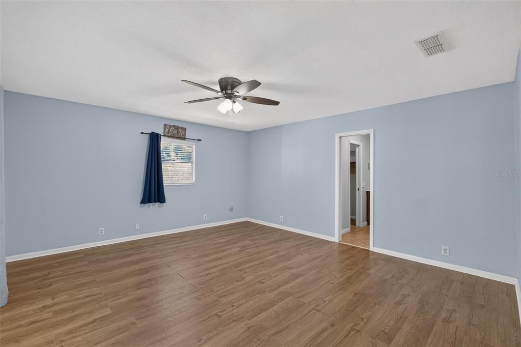 For Sale: $369,000 (3 beds, 2 baths, 1699 Square Feet)