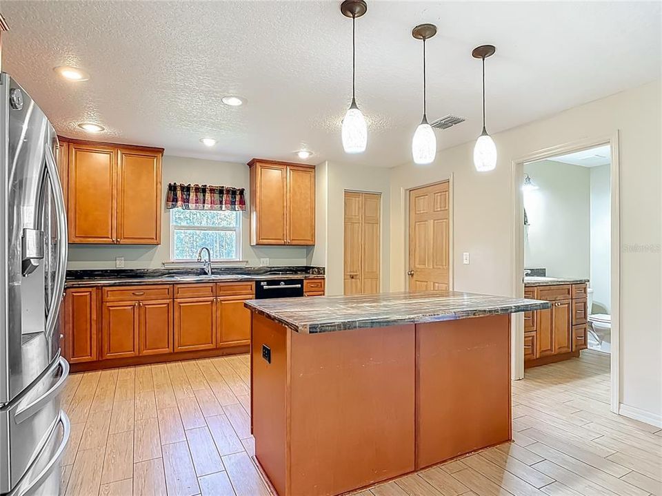 Active With Contract: $600,000 (3 beds, 3 baths, 1668 Square Feet)