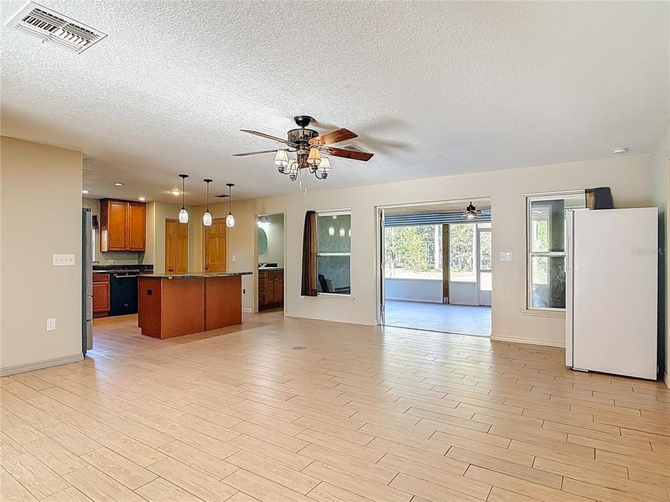 Active With Contract: $600,000 (3 beds, 3 baths, 1668 Square Feet)