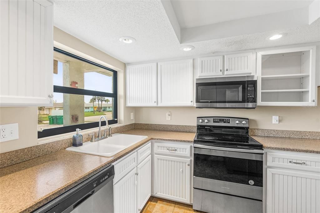 For Sale: $339,000 (2 beds, 2 baths, 1213 Square Feet)