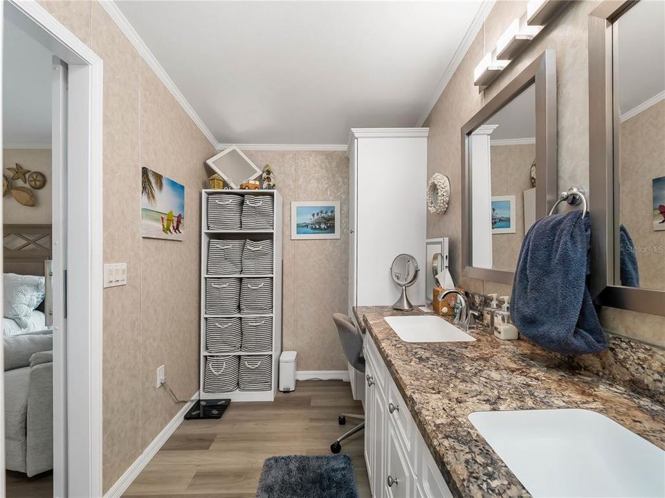 На продажу: $269,900 (2 спален, 2 ванн, 1296 Квадратных фут)