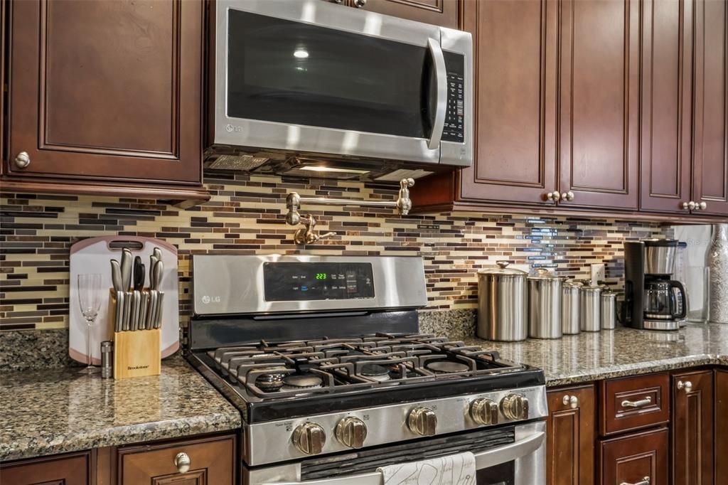 For Sale: $374,999 (3 beds, 2 baths, 1225 Square Feet)
