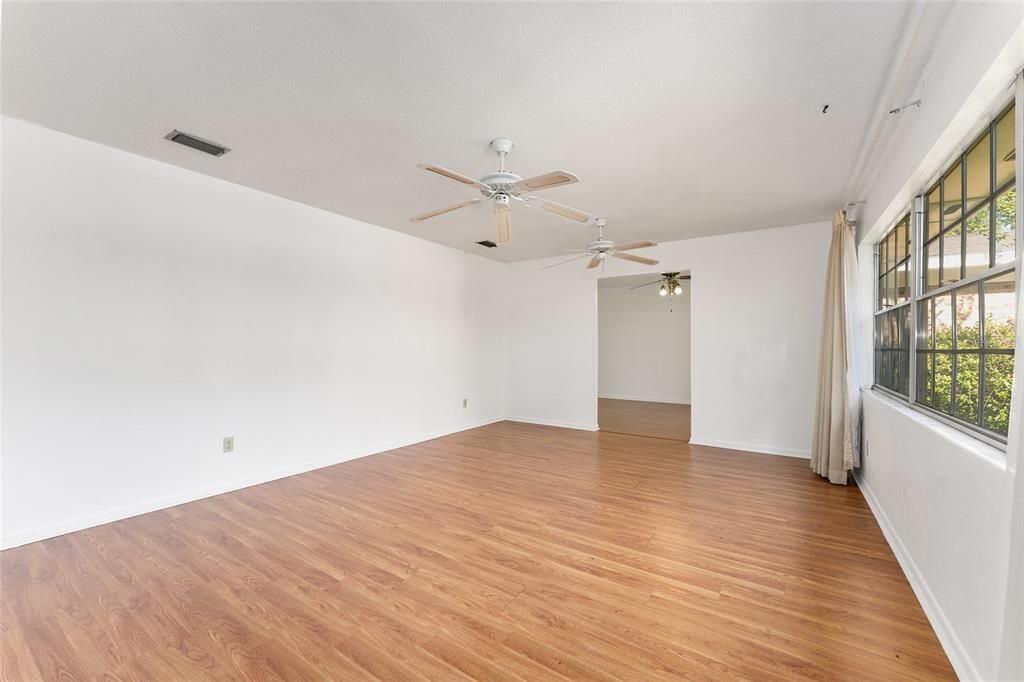 For Sale: $349,900 (4 beds, 3 baths, 2070 Square Feet)