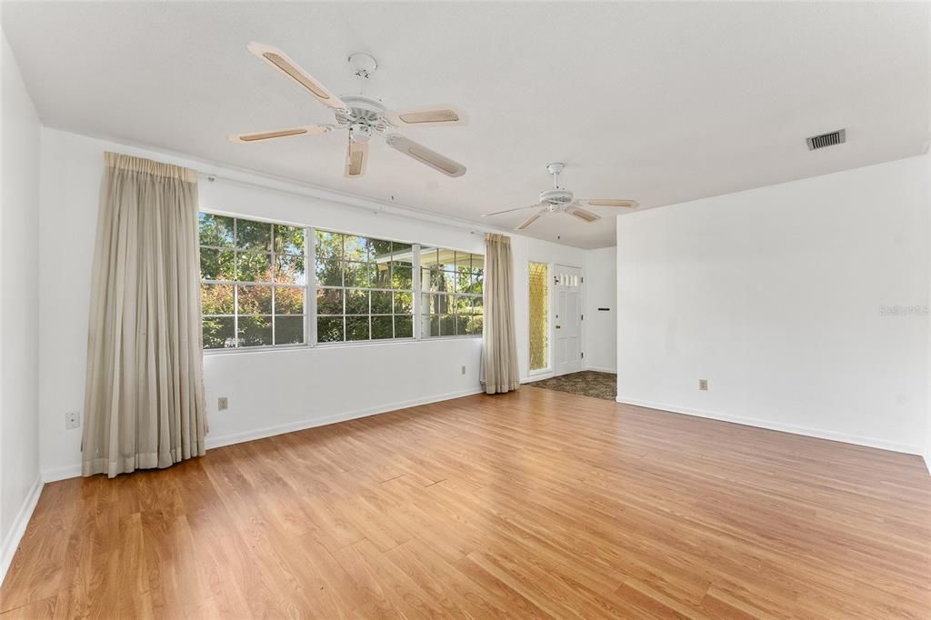 For Sale: $349,900 (4 beds, 3 baths, 2070 Square Feet)