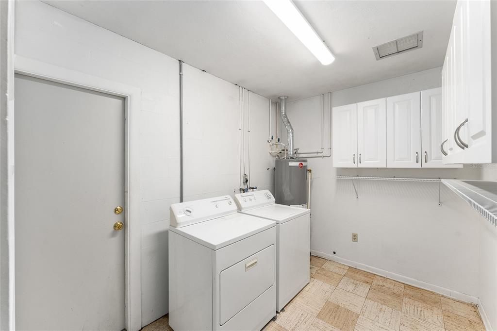 For Sale: $349,900 (4 beds, 3 baths, 2070 Square Feet)
