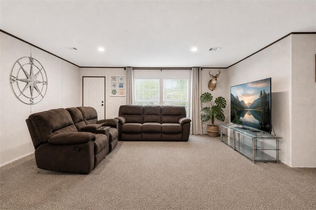 For Sale: $334,900 (5 beds, 3 baths, 1920 Square Feet)